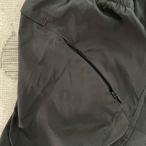 ATHLETA 3 pairs of running shorts - Picture 5 of 5